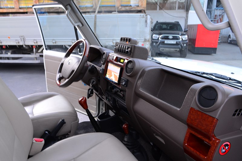 Изготовление и установка кармана вместо подушки безопасности пассажира на Toyota Land Cruiser 78 в магазине автозвука и аксессуаров kSize.ru