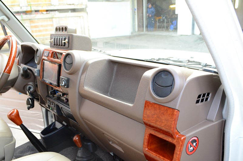 Замена передних сидений на Toyota Land Cruiser 78 в магазине автозвука и аксессуаров kSize.ru
