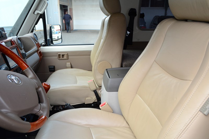 Замена водительского и пассажирского сидений Toyota Land Cruiser 78 в магазине автозвука и аксессуаров kSize.ru