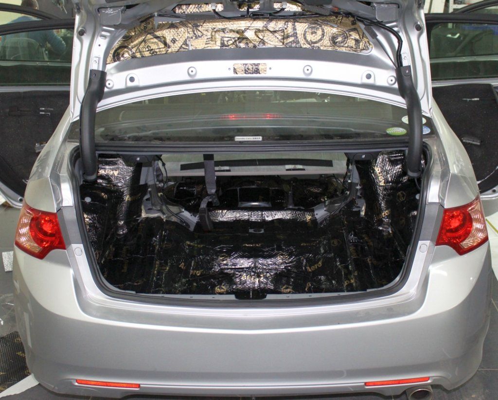Снятие обшивки багажника Honda Accrod для дальнейшей звукоизовляции
