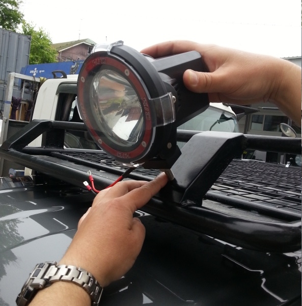 Установка прожектора на Suzuki Jimny в магазине автозвука и аксессуаров kSize.ru