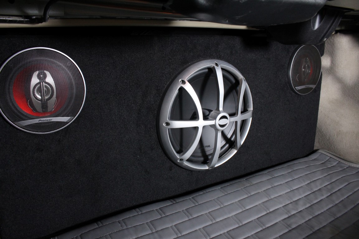 Акустика в багажнике Toyota-Premio-240