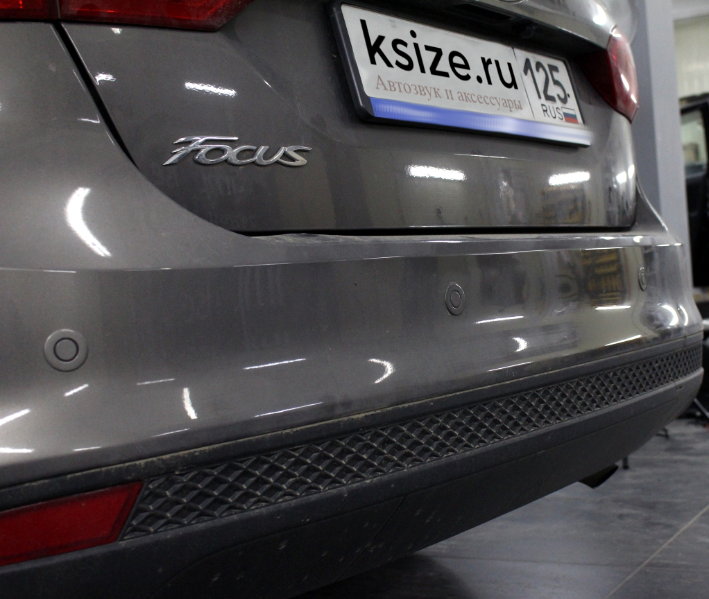 Установка камеры заднего вида Ford Focus 3 в магазине автозвука и аксессуаров kSize.ru
