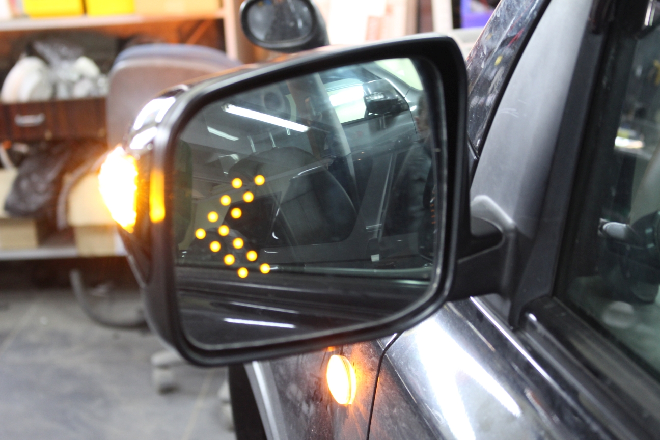 Левый поворотник в зеркале Nissan X-Trail 2008 в магазине автозвука и аксессуаров kSize.ru