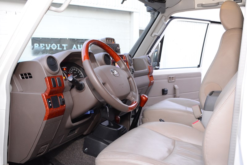 Водительское кресло на Toyota Land Cruiser 78 в магазине автозвука и аксессуаров kSize.ru