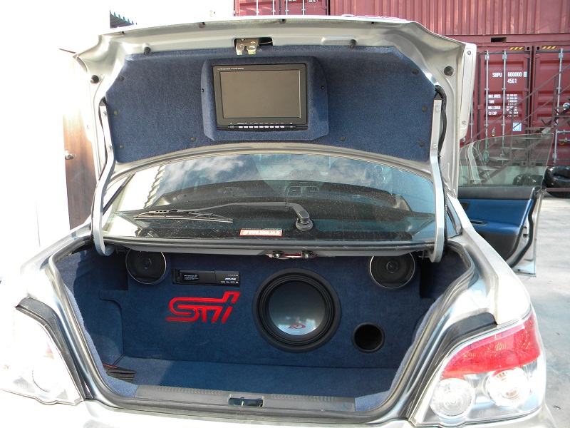 Установка экрана и акустики в  Subaru Impreza в магазине автозвука и аксессуаров kSize.ru