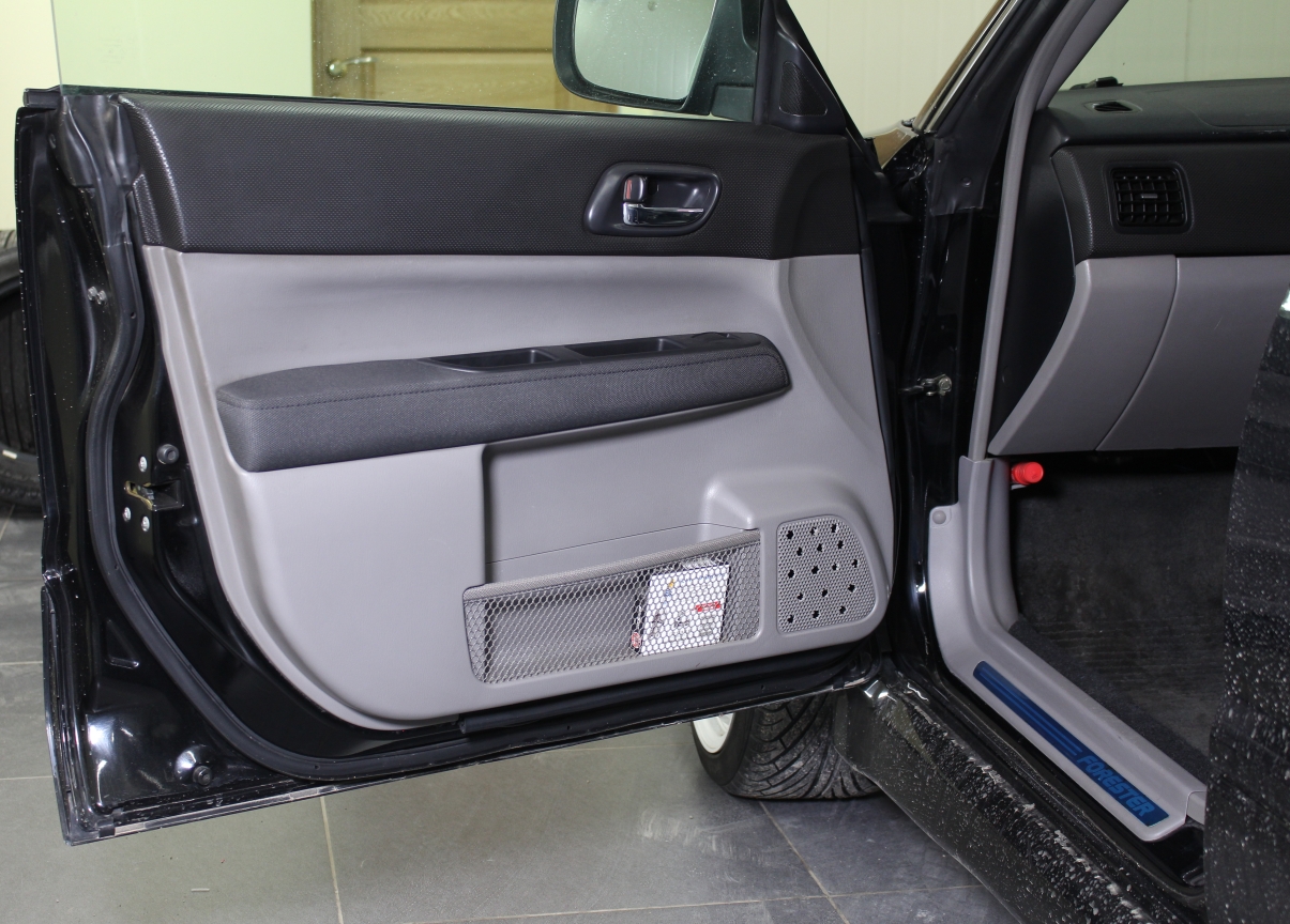Штатные динамики в двери Subaru Forester SG в магазине автозвука и аксессуаров kSize.ru