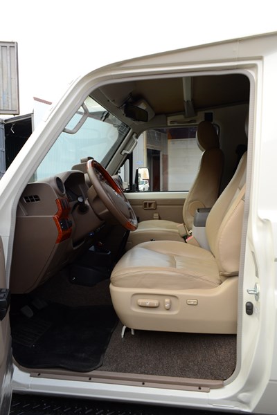 Установка сидений Toyota Land Cruiser 78 в магазине автозвука и аксессуаров kSize.ru
