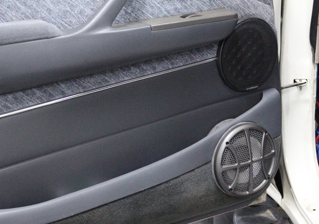 Установка доп.акустики в двери Toyota Land Cruiser 80