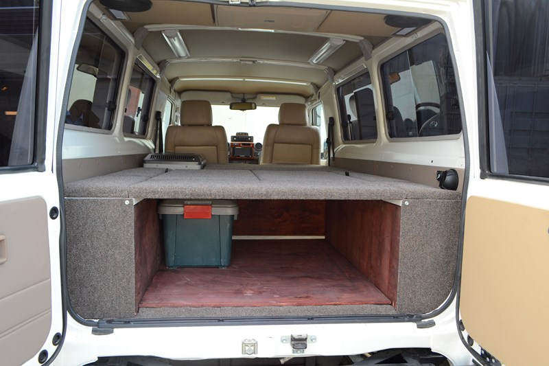 Изготовление трансформируемого спальника вместо продольных штатных лавочек на Toyota Land Cruiser 78 в магазине автозвука и аксессуаров kSize.ru