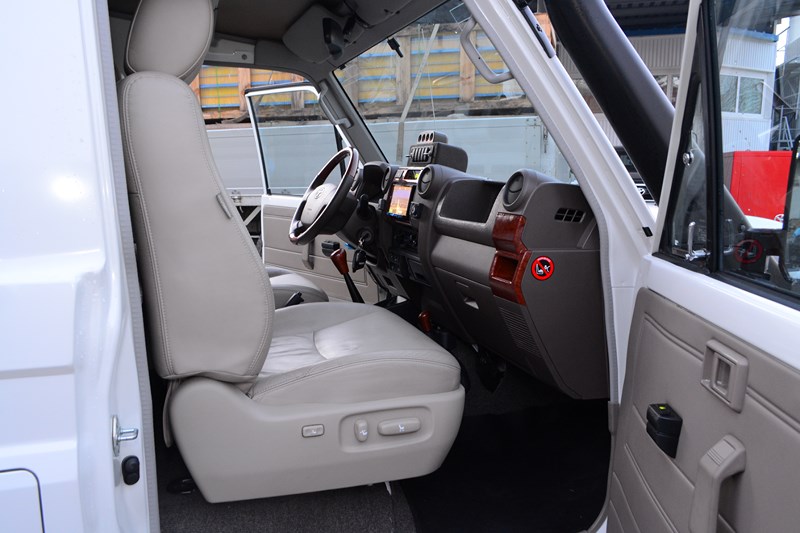 Установка электрорегилировки сидений на Toyota Land Cruiser 78 в магазине автозвука и аксессуаров kSize.ru