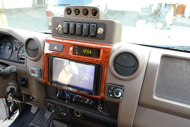 Установка головного устройства Pioneer X8500BT + блок навигации на Toyota Land Cruiser 78 в магазине автозвука и аксессуаров kSize.ru