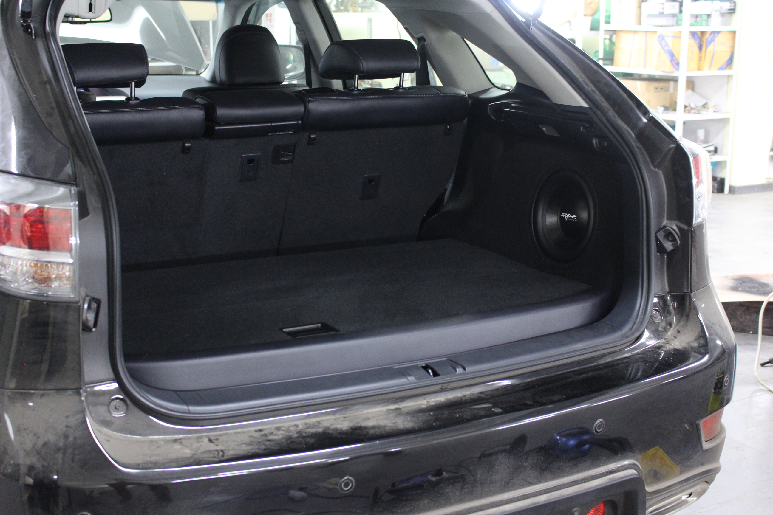 Колонки в багажнике Lexus RX 2009 - 2014 в магазине автозвука и аксессуаров kSize.ru

